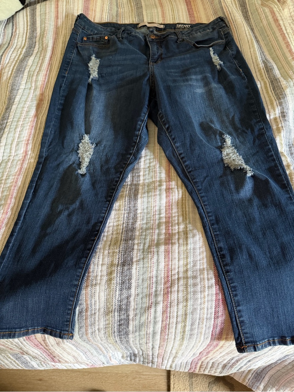 !it jeans Women's Dark Blue Distressed Skinny Capris
